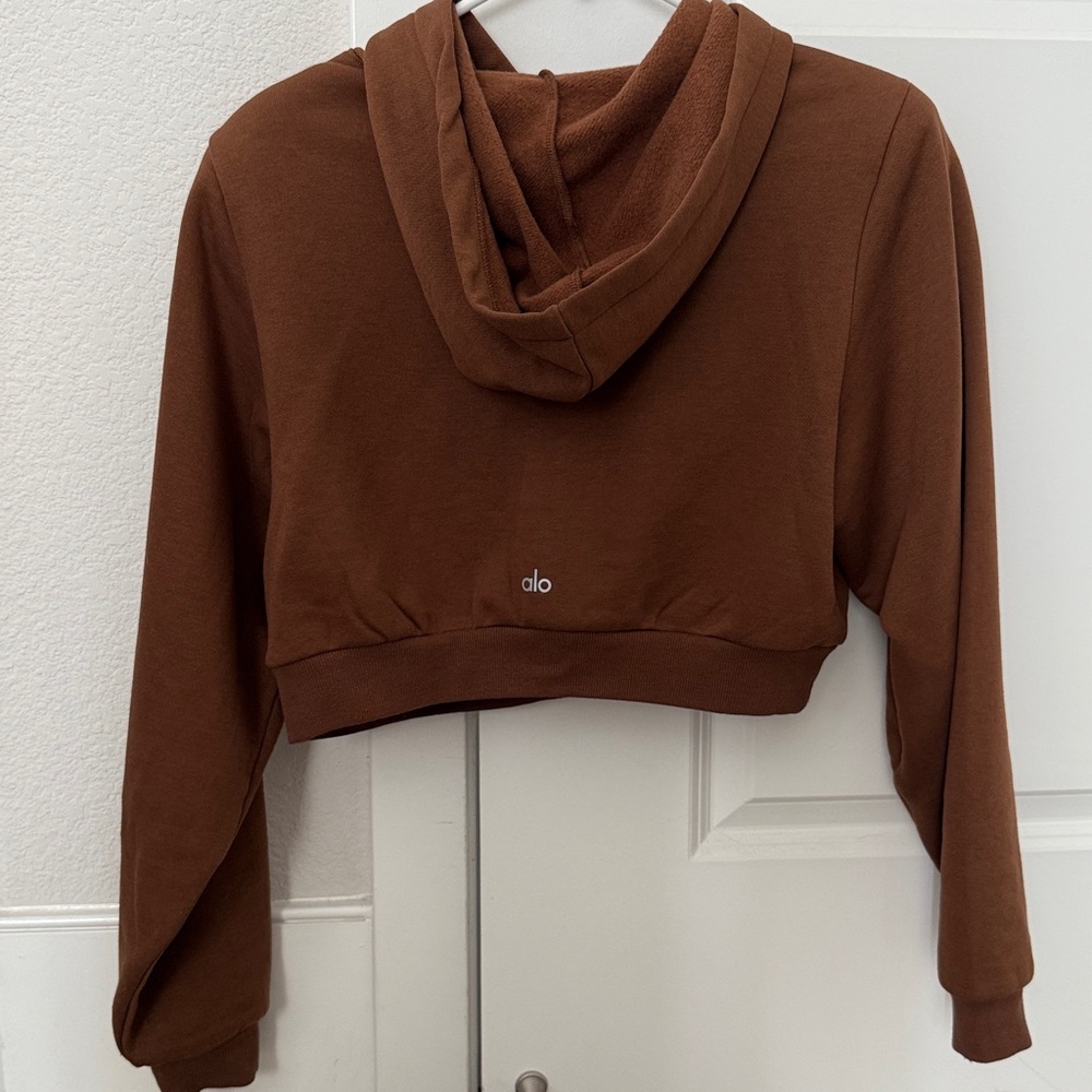 ALO | Cropped Headliner Shoulder Pad Hoodie - Picture 11 of 14